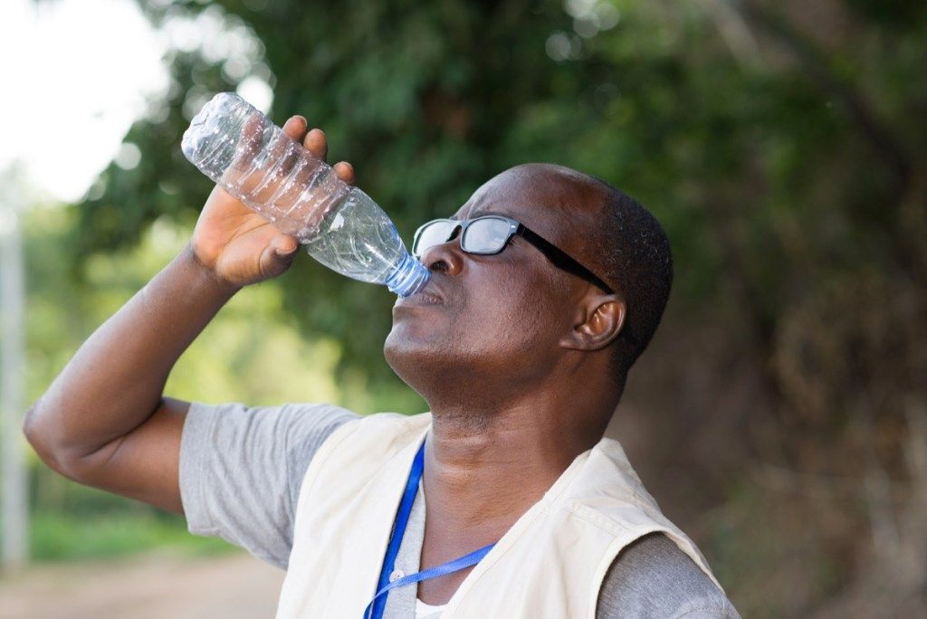 мужчина пьет воду после тренировки, более здоровый мужчина после 40