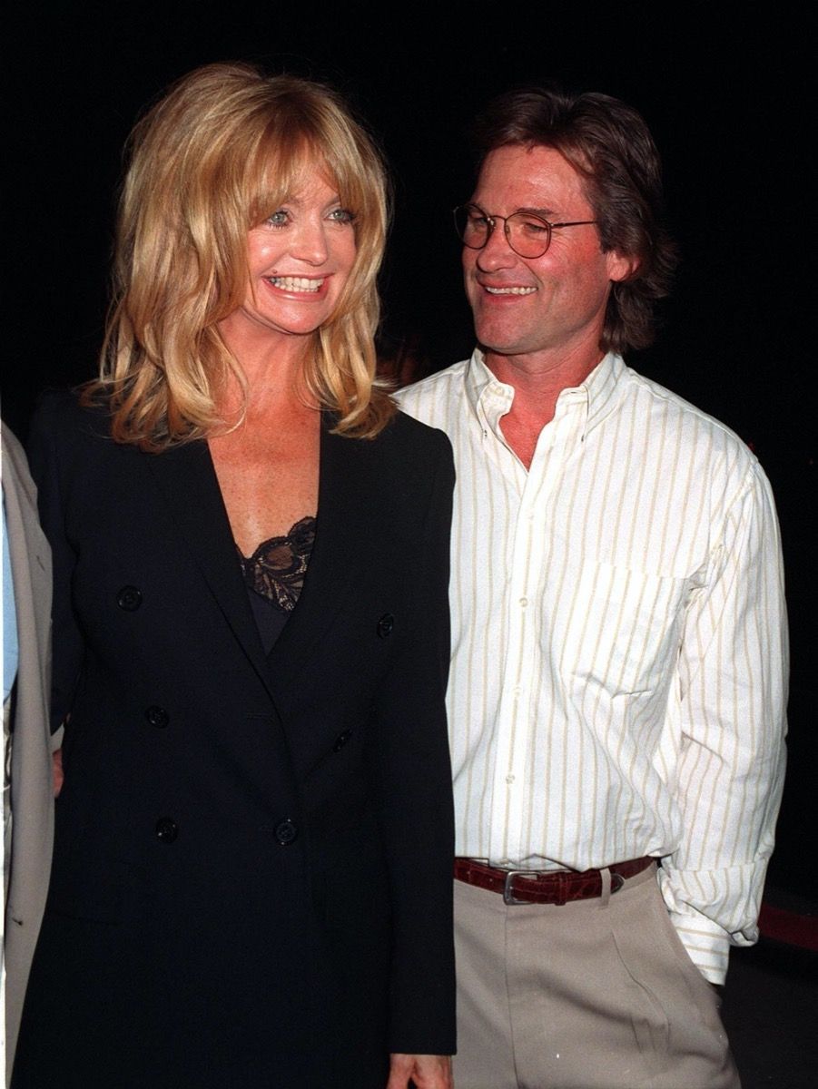 Goldie Hawns สวมชุดสูทสีดำและ Kurt Russell สวมเสื้อเชิ้ตสีขาวในรอบปฐมทัศน์ของ