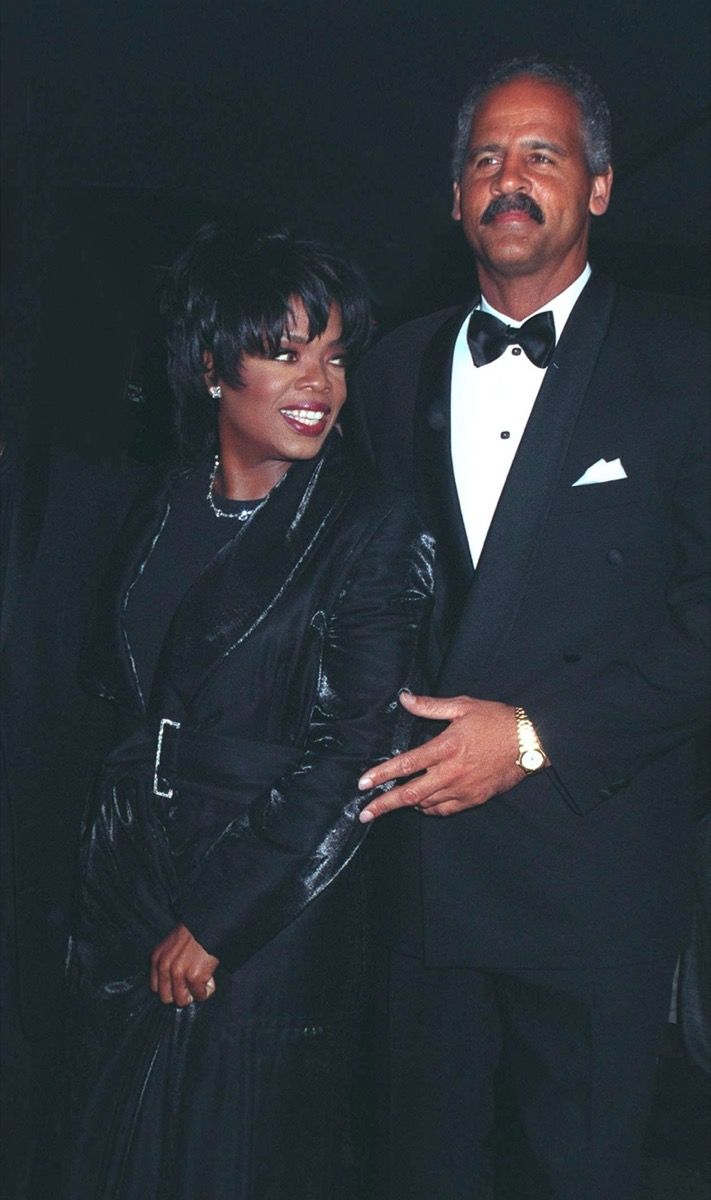 Oprah Winfrey สวมชุดสีดำและ Stedman Graham สวมชุดสูทสีดำที่ The People