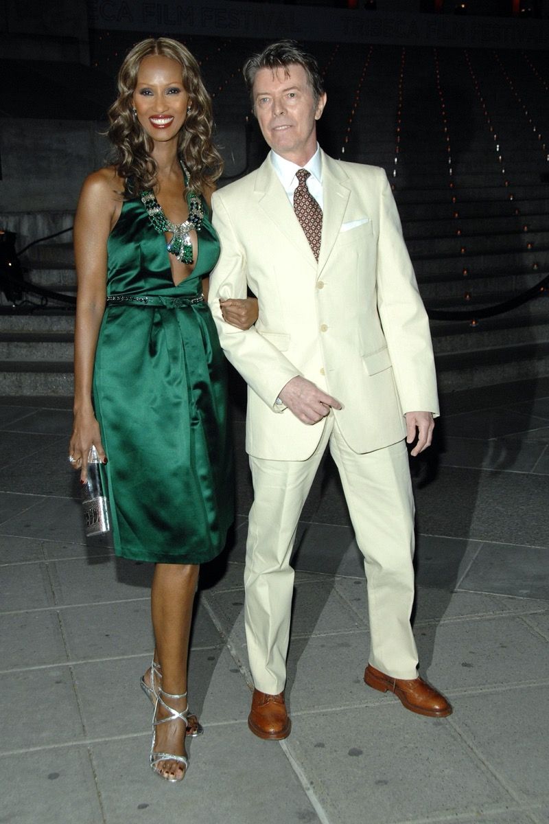 Iman สวมชุดสีเขียวและ David Bowie สวมชุดสูทสีขาวไปงาน Tribeca Film Festival ในปี 2550