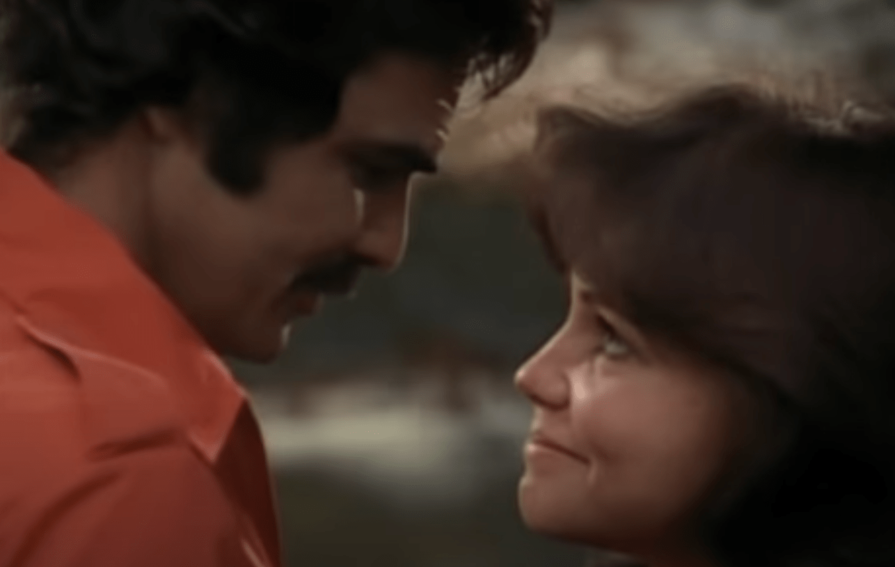 Burt Reynolds และ Sally Field กำลังจะจูบกัน