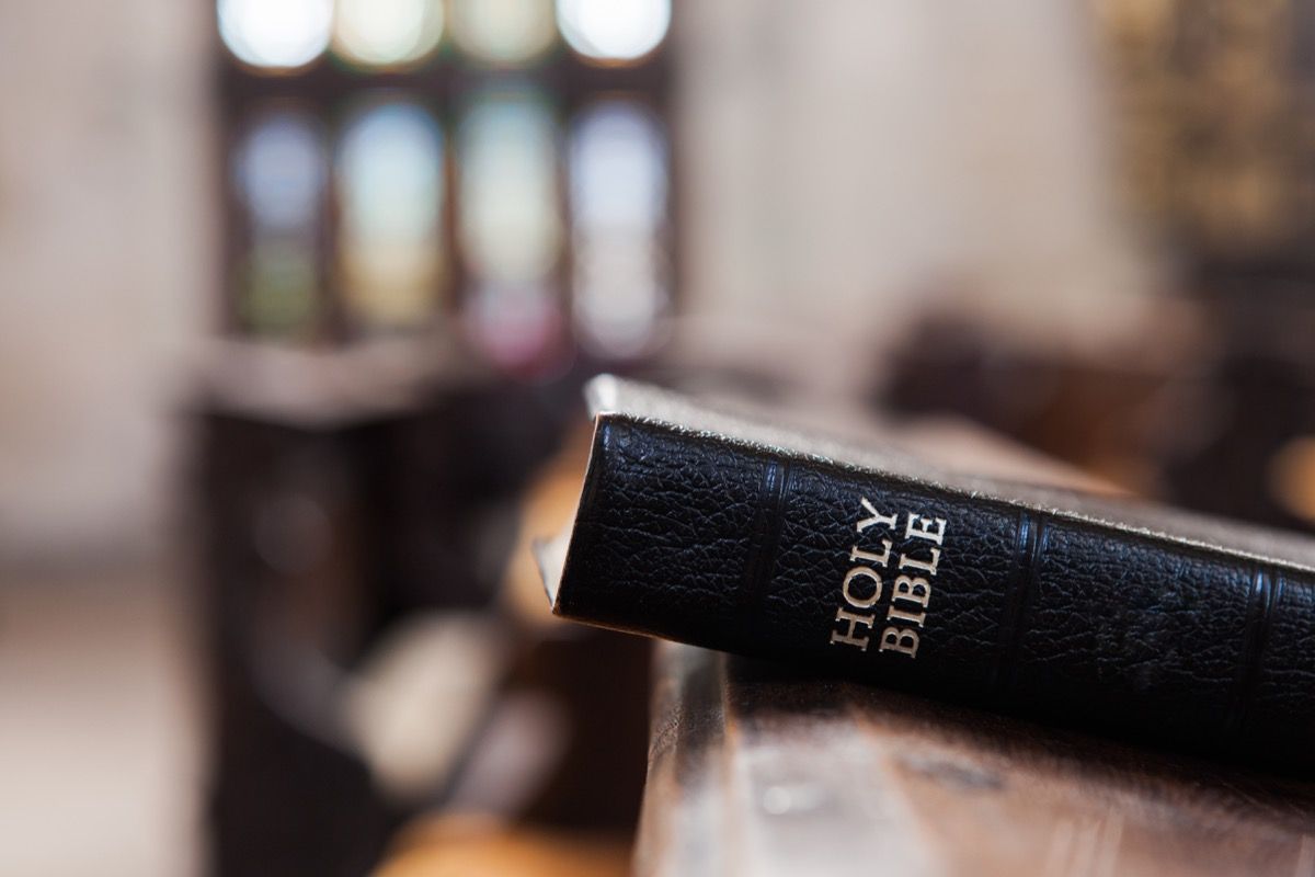 Bibeln i en kyrka byggnad, galna kardashian fakta