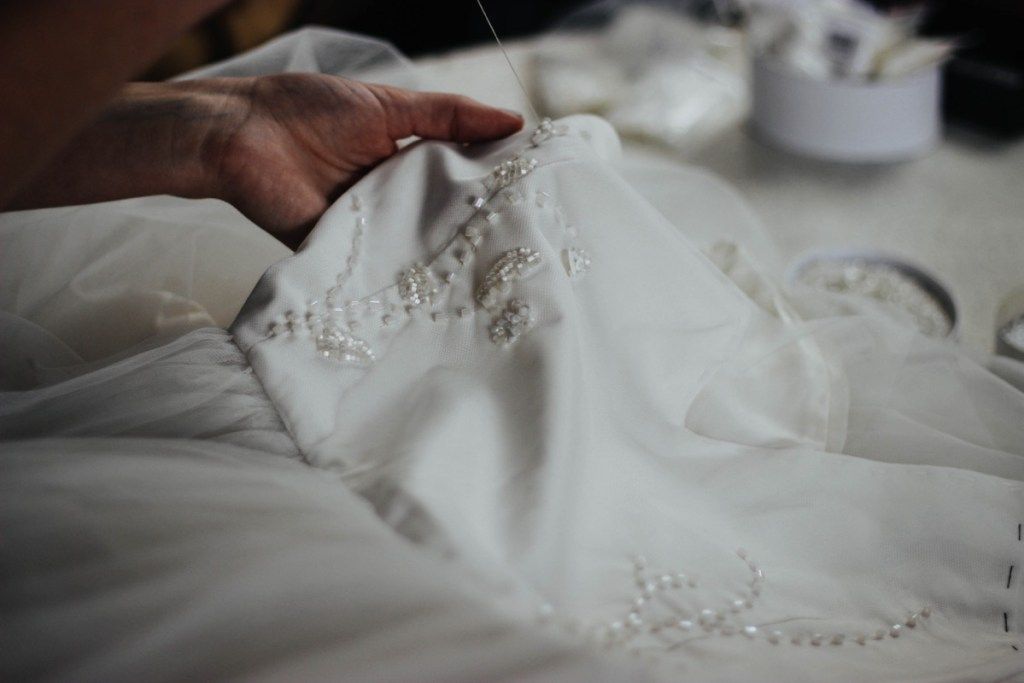 Desainer menjahit gaun pengantin