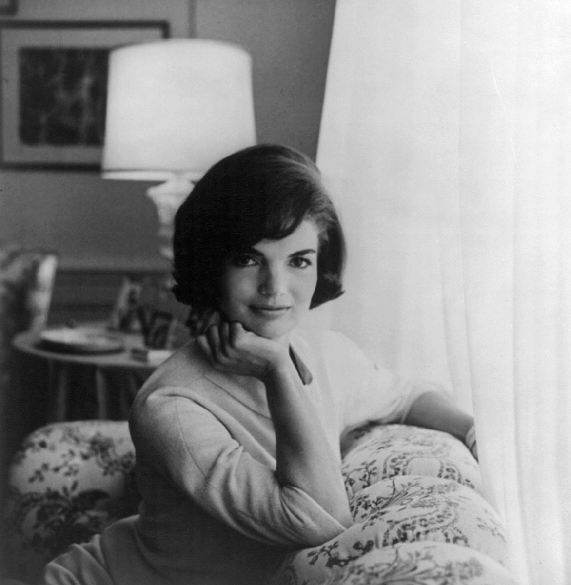 Portretul lui Jackie Kennedy, Jacqueline Kennedy Onassis cu mâna pe bărbie, sprijinită pe canapea
