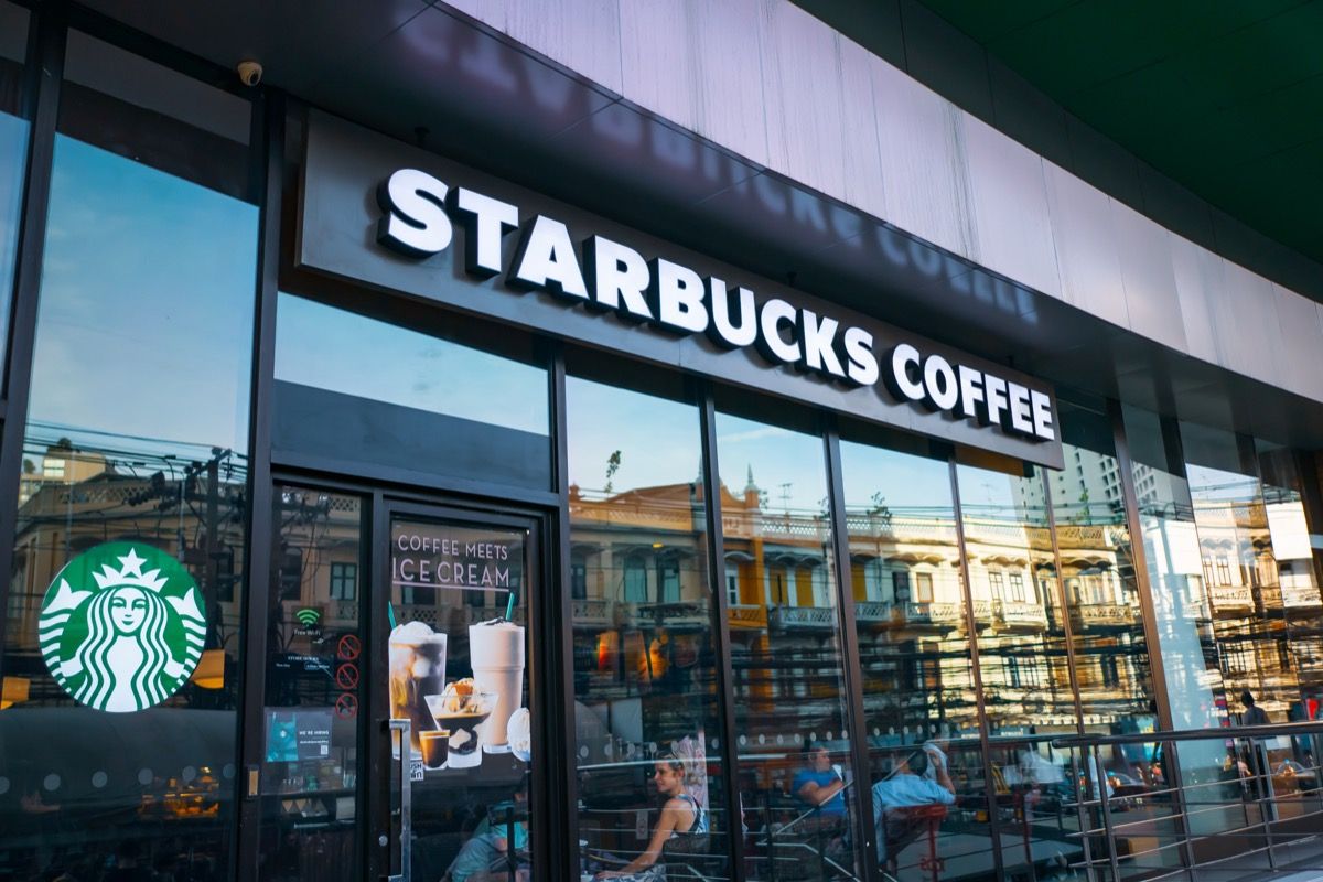Bankokas, Tailandas - 2019 m. Liepos 19 d .: „Starbucks“ kavos logotipas priešais parduotuvę Bankoke.