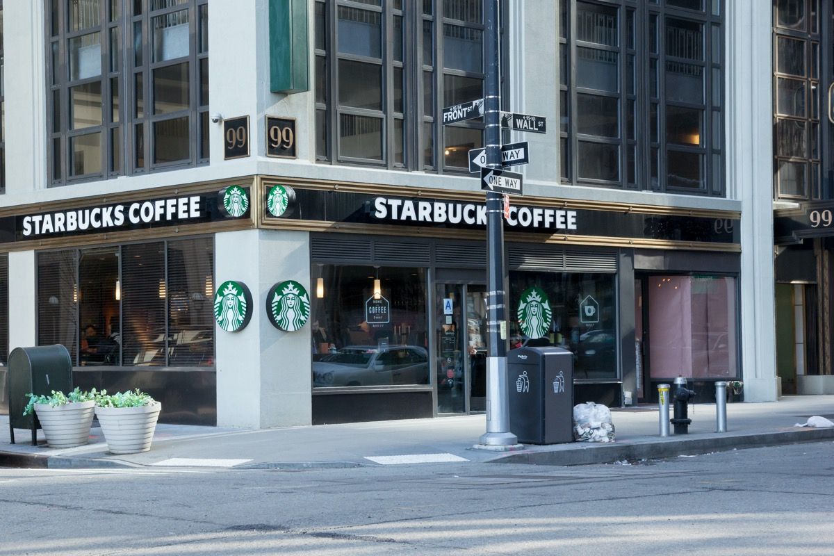 Starbucks na vogalu Front Street in Wall Street na Manhattnu