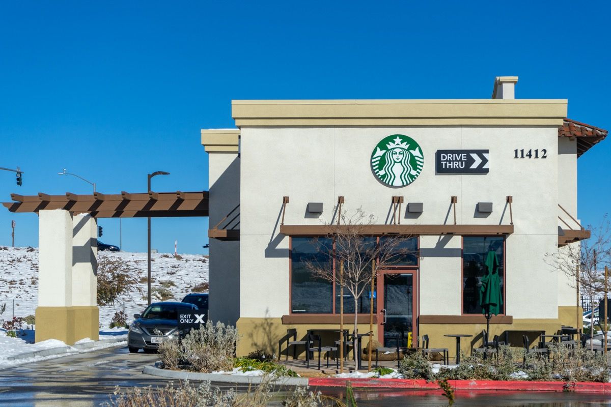 Hesperia, CA / EUA - 28 de dezembro de 2019: Localizado na Ranchero Rd e I-15 na cidade de Hesperia, Califórnia, este Starbucks é uma parada popular para viajantes no deserto de Mojave. (Hesperia, CA / EUA - 28 de dezembro de 2019: Localizado na Ranchero Rd e I