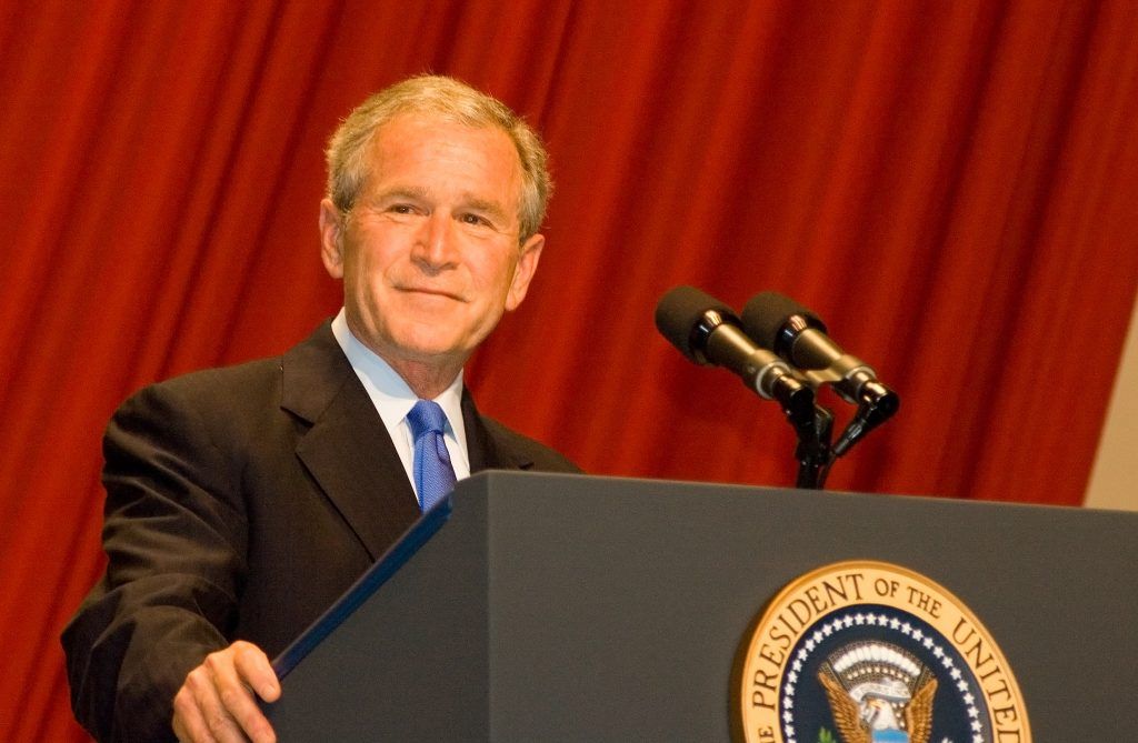 جورج دبليو بوش على المنصة.