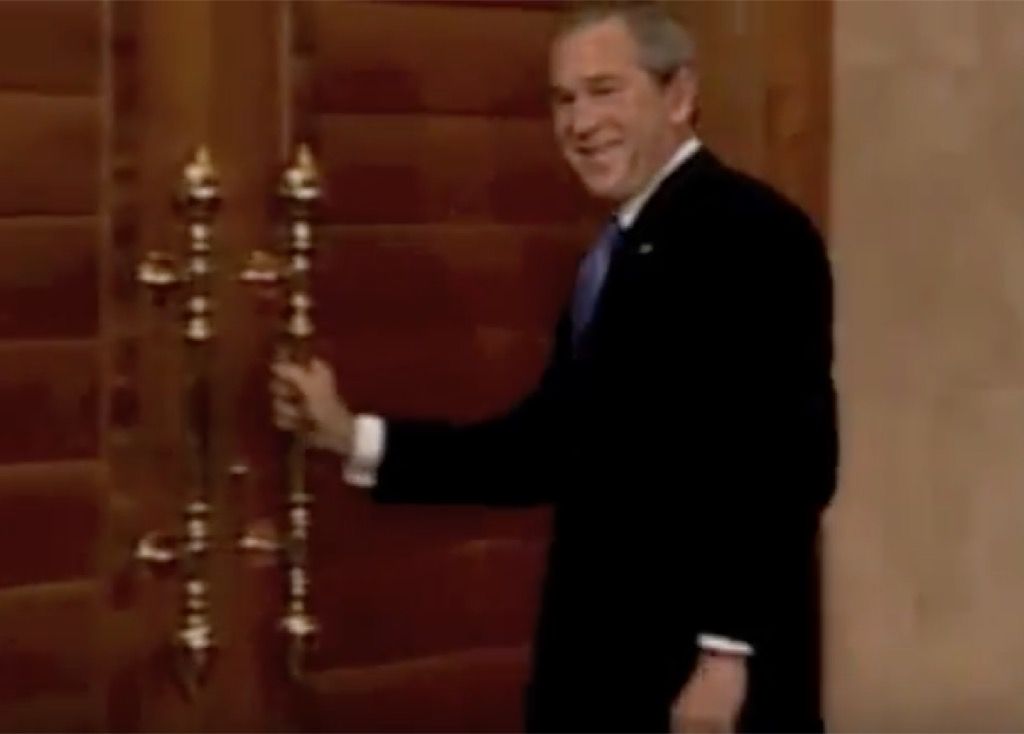 George Bushes menggunakan pintu yang salah di China.