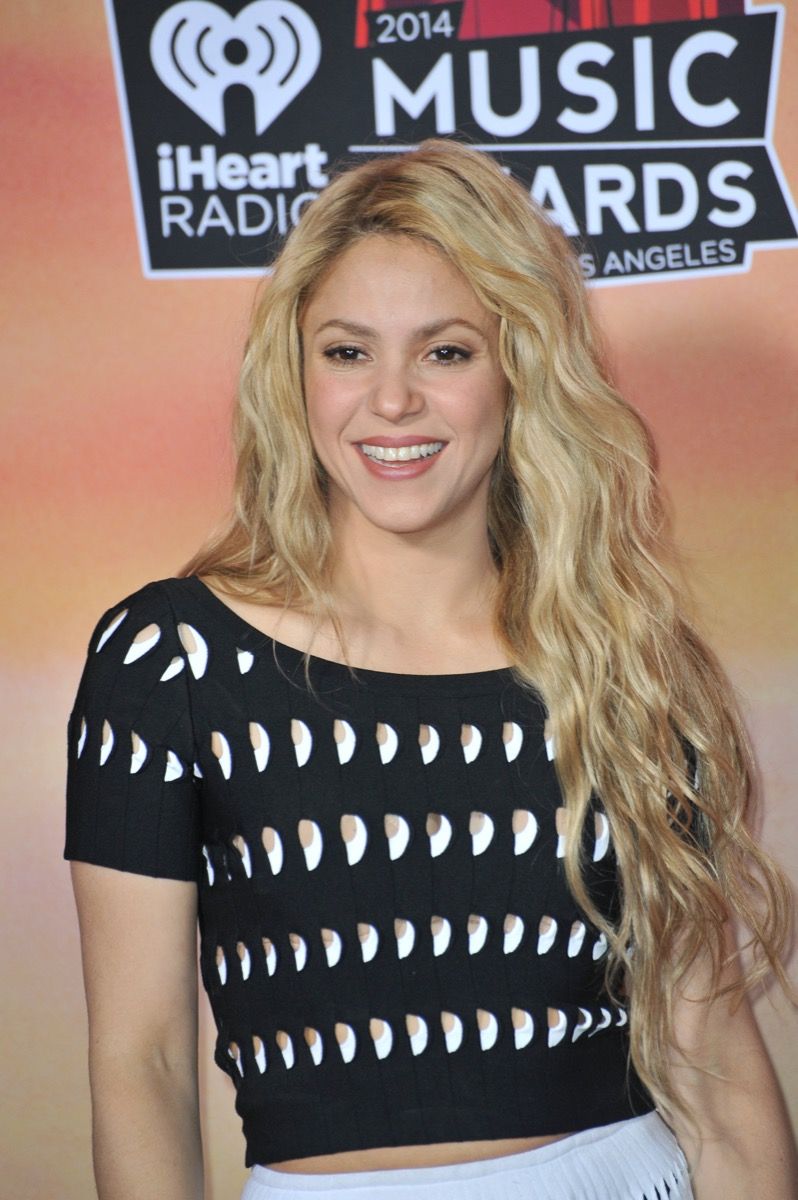 Шакира носи черен връх на iHeart Radio Music Awards през 2014 г.