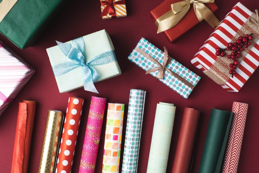 15 paprastų gudrybių, kaip puikiai supakuoti dovanas