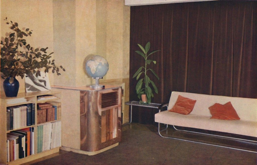 Dzīvojamā istaba ar viltotu augu 1990. gadu mājas dekoru