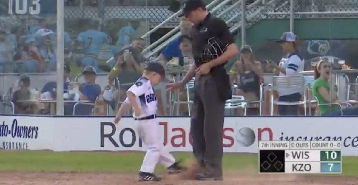 Очарователно намусеният 6-годишен треньор по бейзбол се отваря за отстраняването му