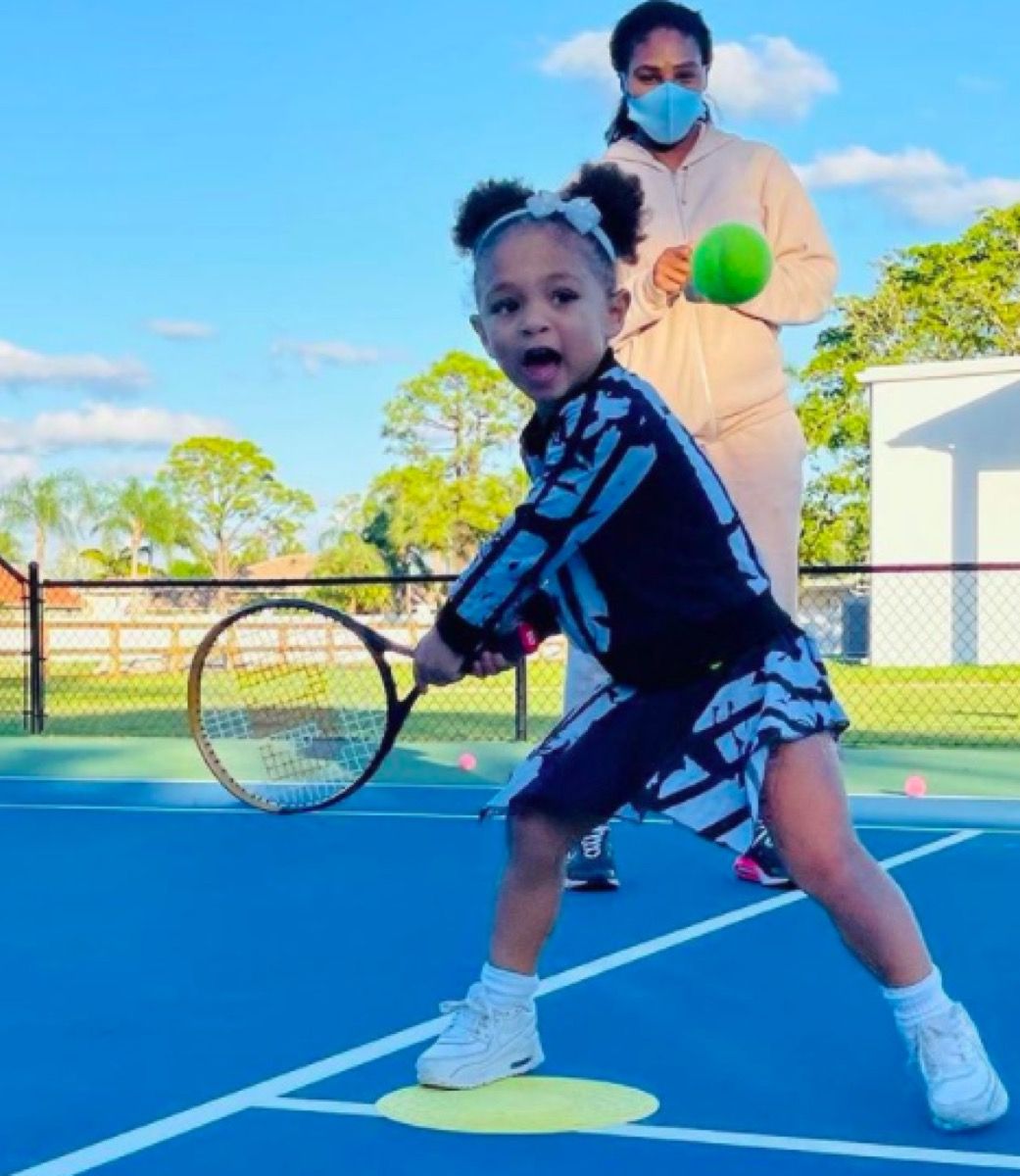 Serēna Viljamsa absolūti staro pār meitu, kas spēlē tenisu