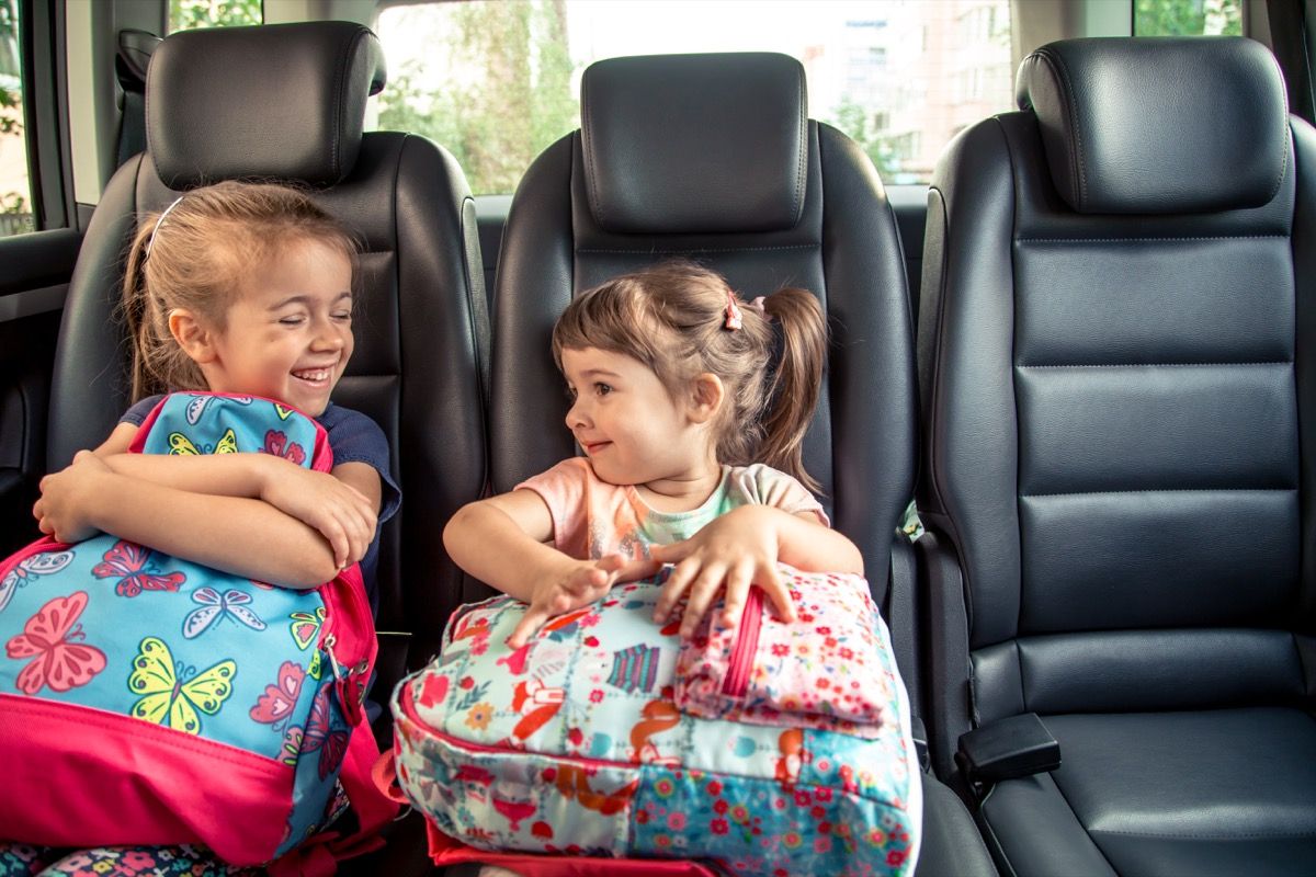 Dzieci na tylnym siedzeniu samochodu
