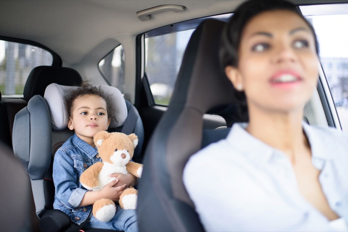 Barn och mamma i bil