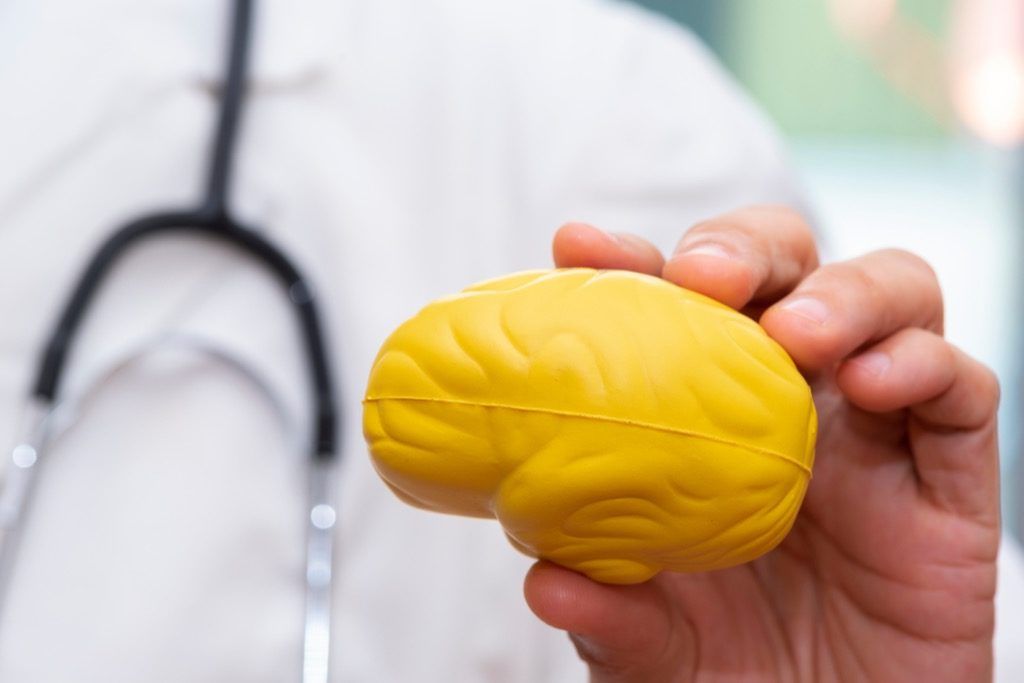 Arzt hält ein Gehirn Wissenschaftliche Entdeckungen
