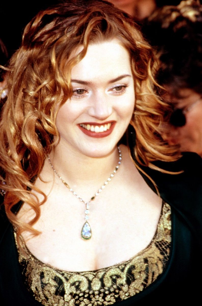 Įžymybė Kate Winslet atrodo jauna 1998 m. „Oskarų“, „Oskarų“ apdovanojimų ceremonijoje