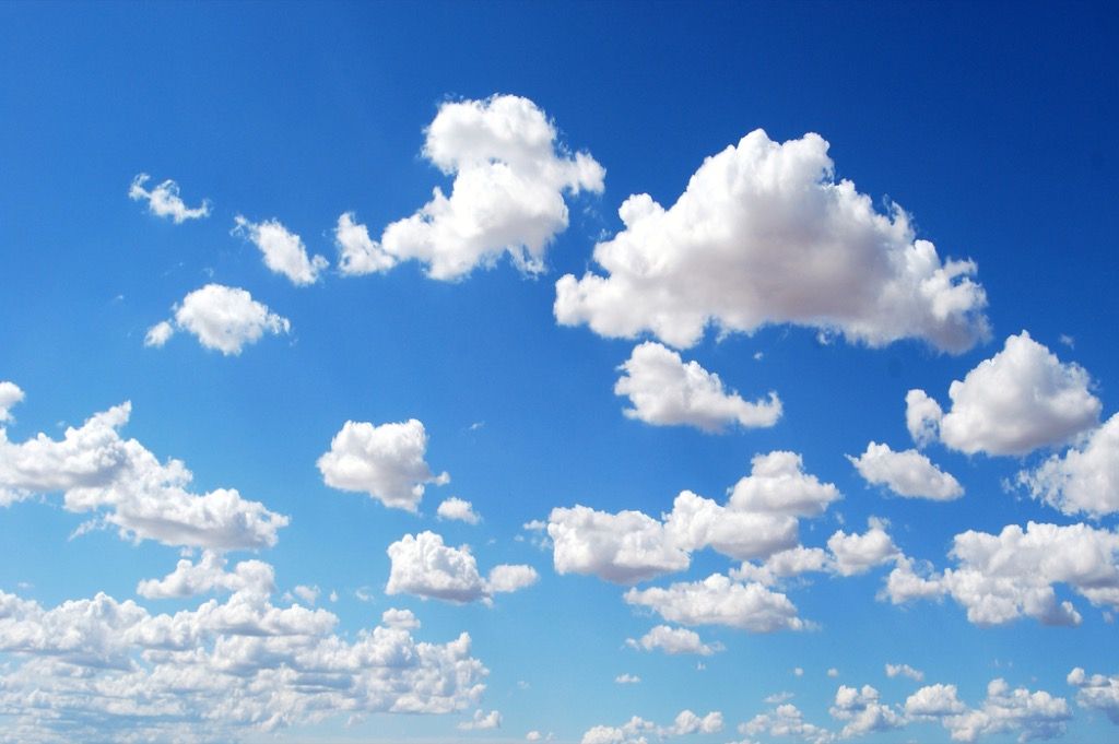 błękitne niebo z chmurami