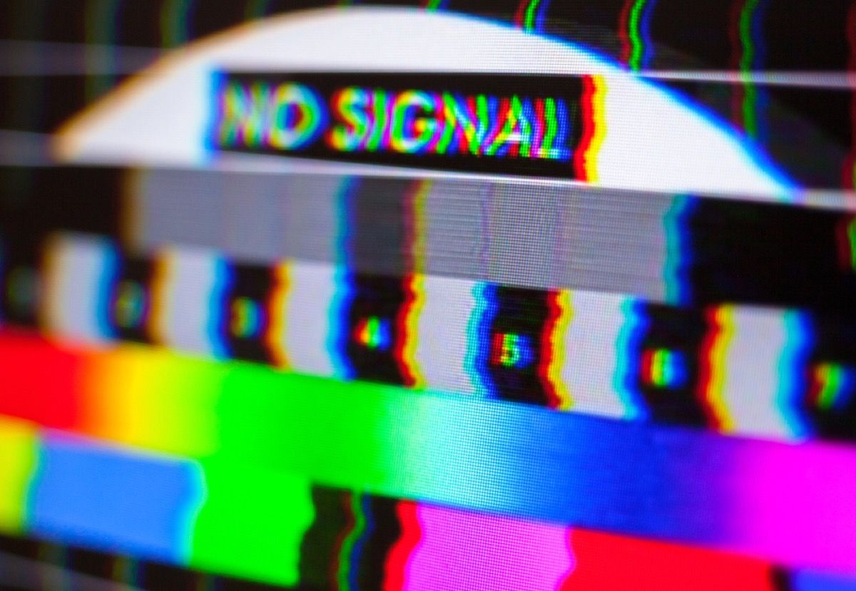 primo piano di nessun segnale e barre di colore su uno schermo televisivo