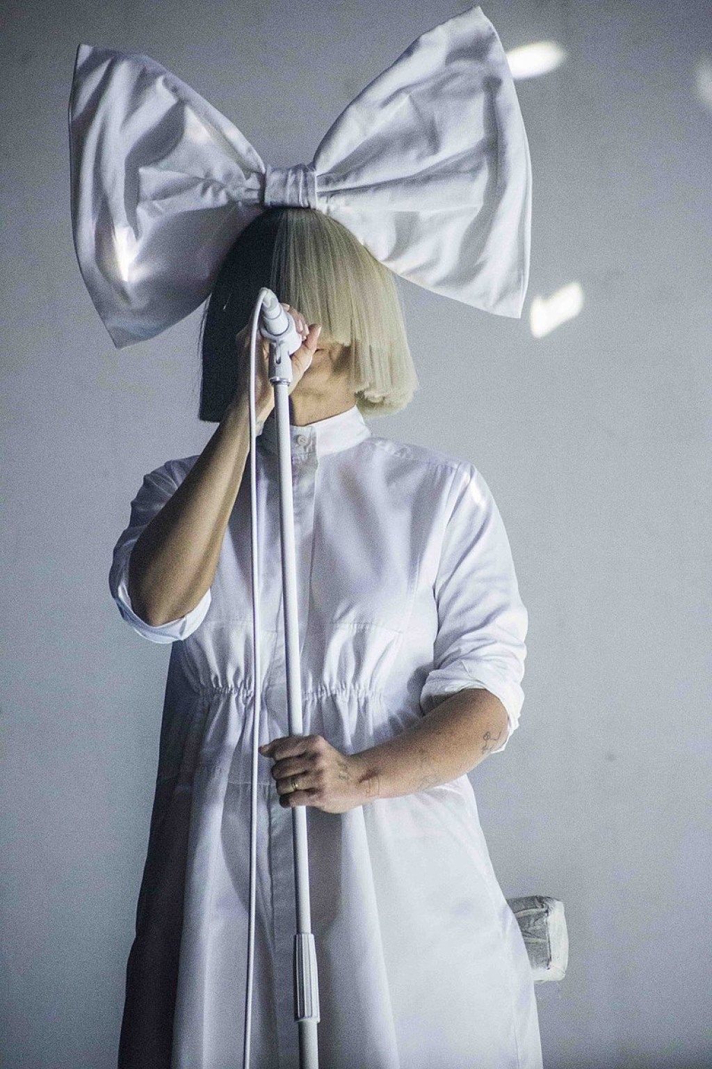 Песни на певицата на Sia, тайно написани от огромни звезди