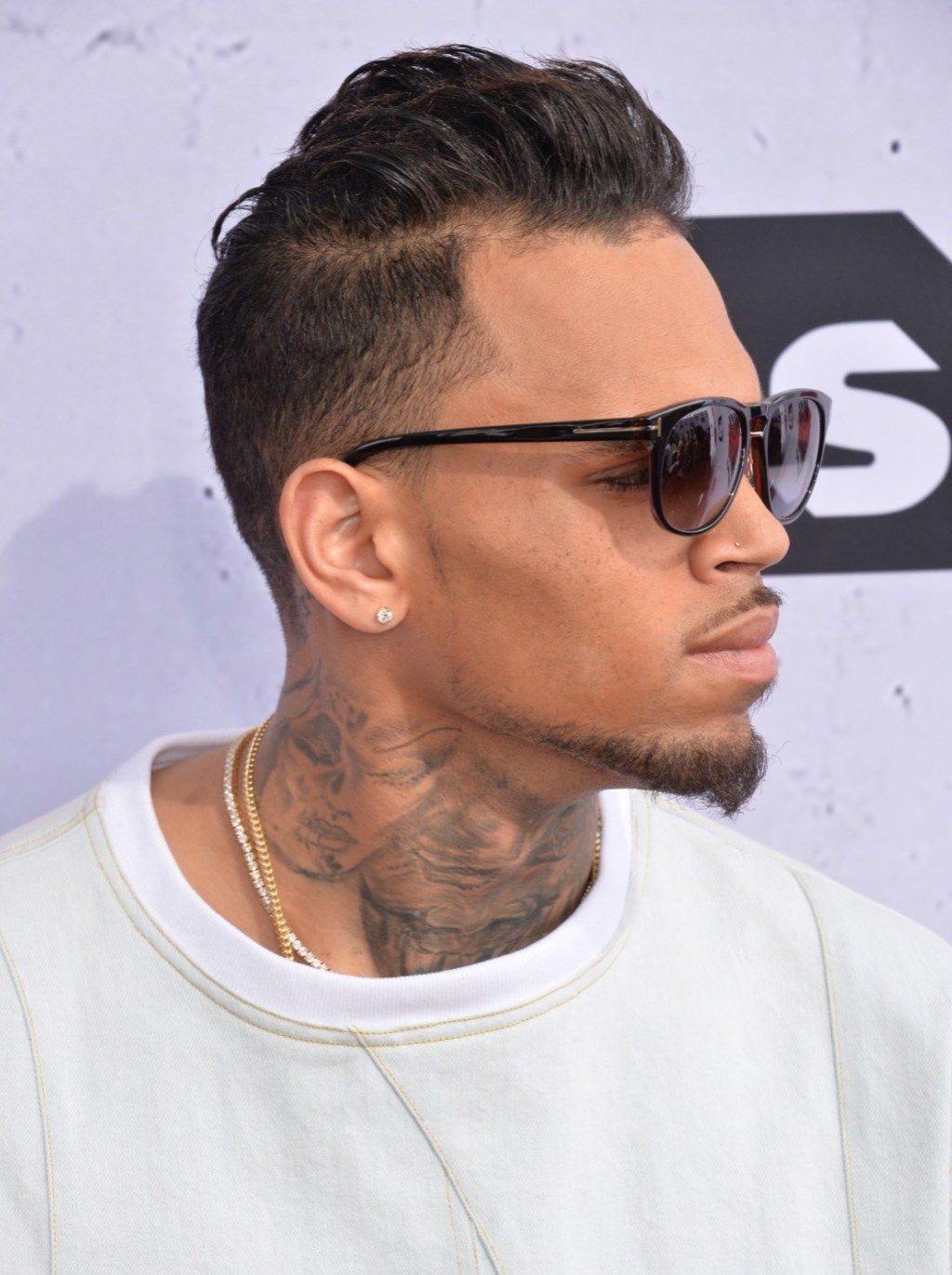 Lagu-lagu Chris Brown diam-diam ditulis oleh bintang-bintang besar