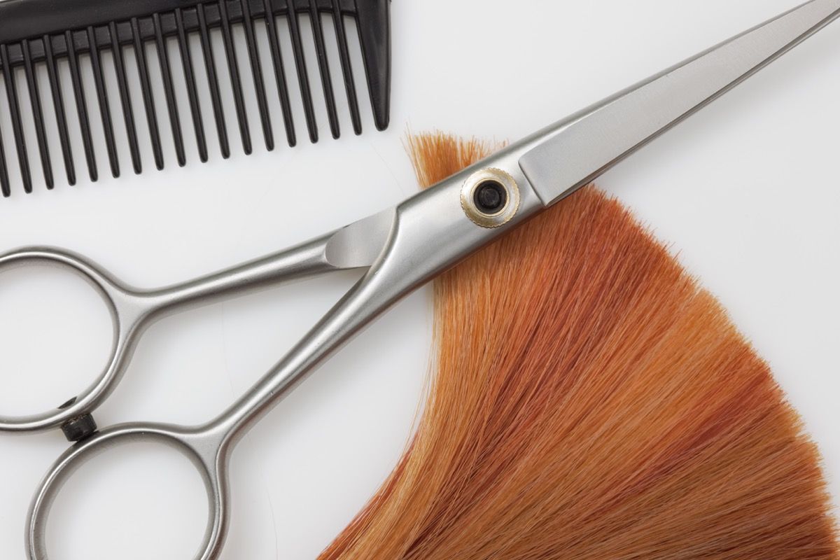 खुद को बाल कटवाने के लिए 7 विशेषज्ञ युक्तियाँ जबकि संगरोध में