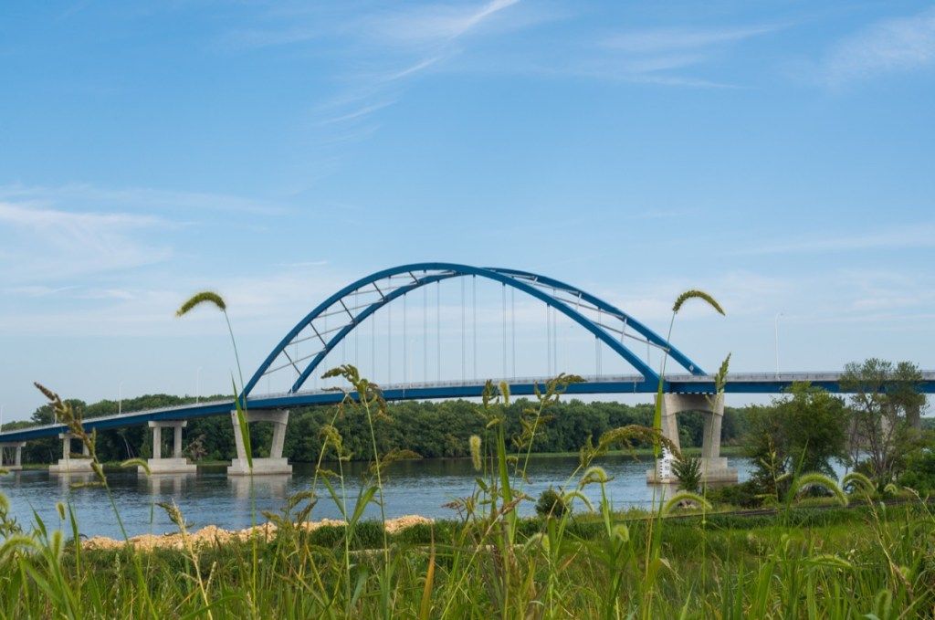 Brug over de rivier de Mississippi in Sabula, Iowa