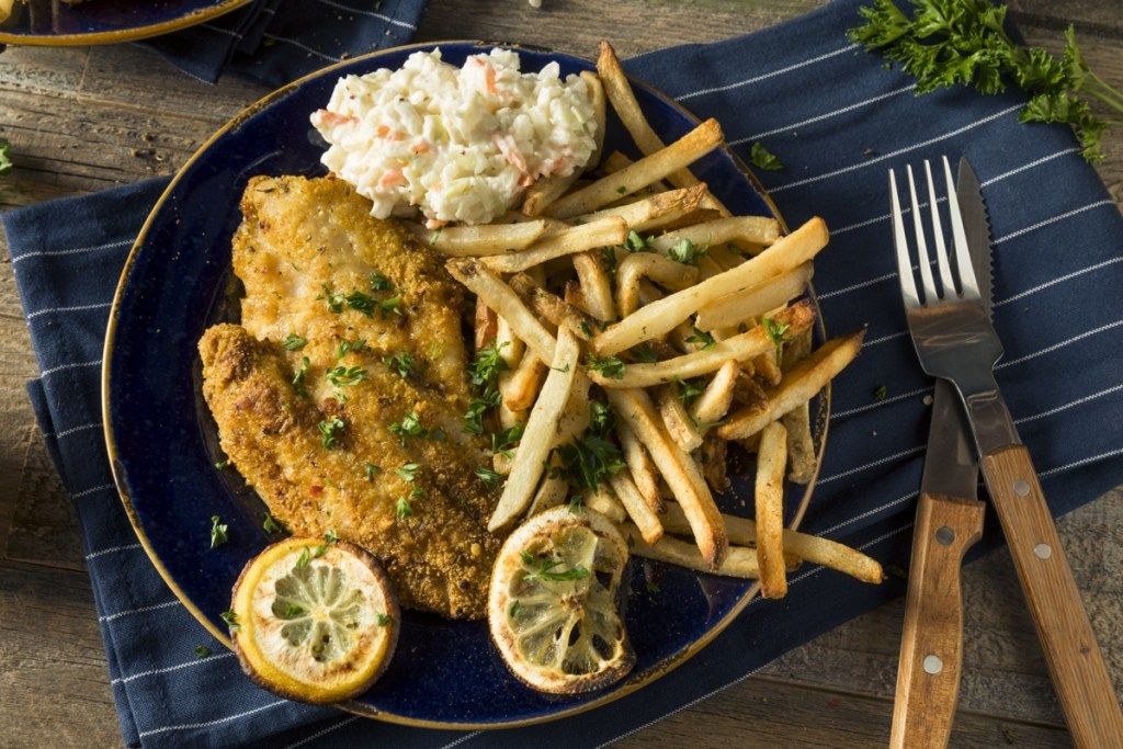 طبق من طعام سمك السلور مع البطاطس المقلية ، حقائق الحالة الصعبة