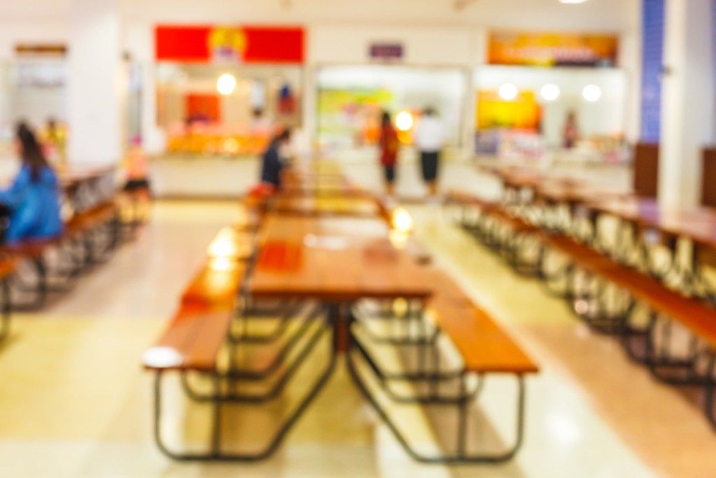 o imagine selectată de focar a unei cafenele școlare