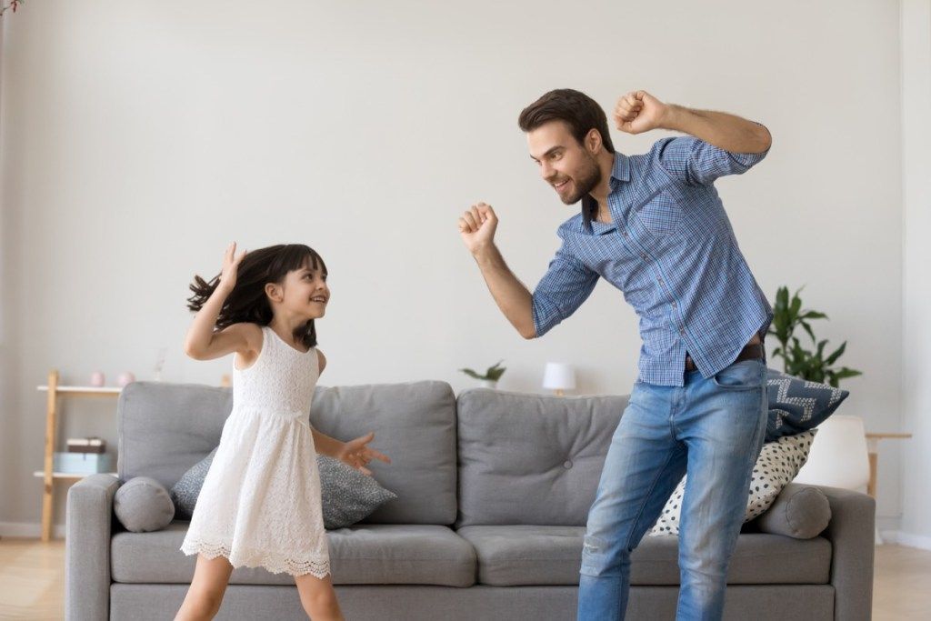 tėtis šoka su dukra
