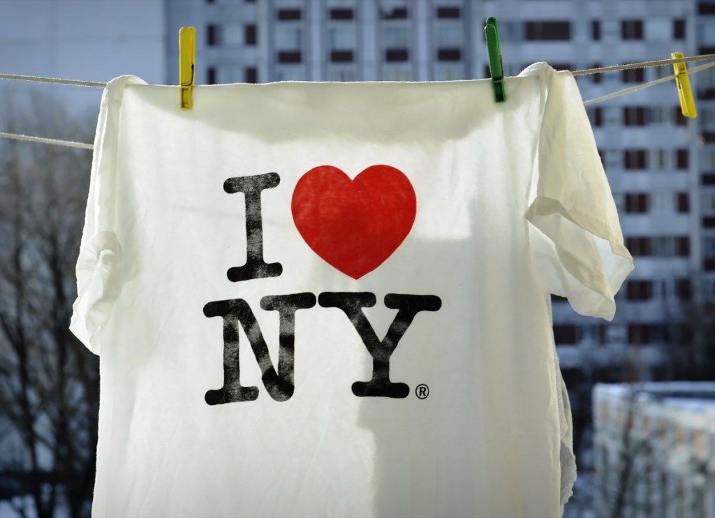 sydän new yorkin t-paita ripustimessa ulkona