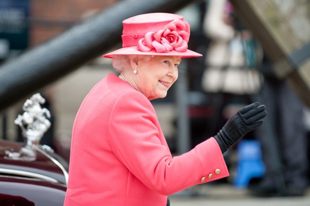 ratu elizabeth II dengan sut berwarna merah jambu