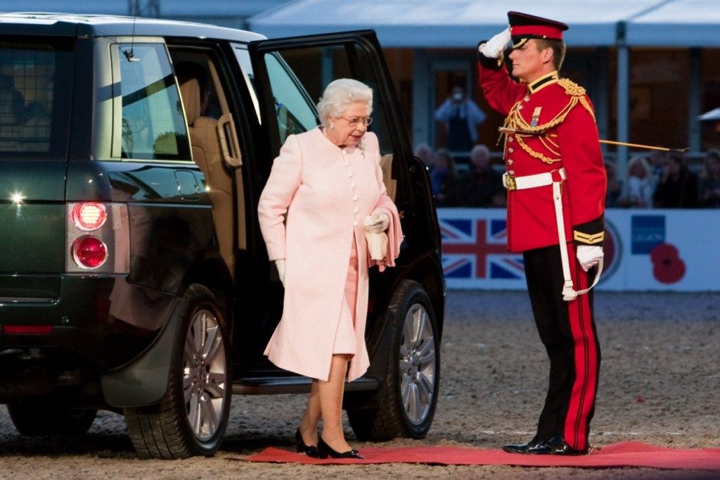 la reina Isabel II arribant en un cotxe