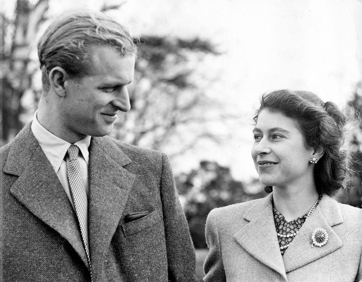 nuori prinssi Philip ja kuningatar Elizabeth, pian kihlauksen jälkeen vuonna 1947