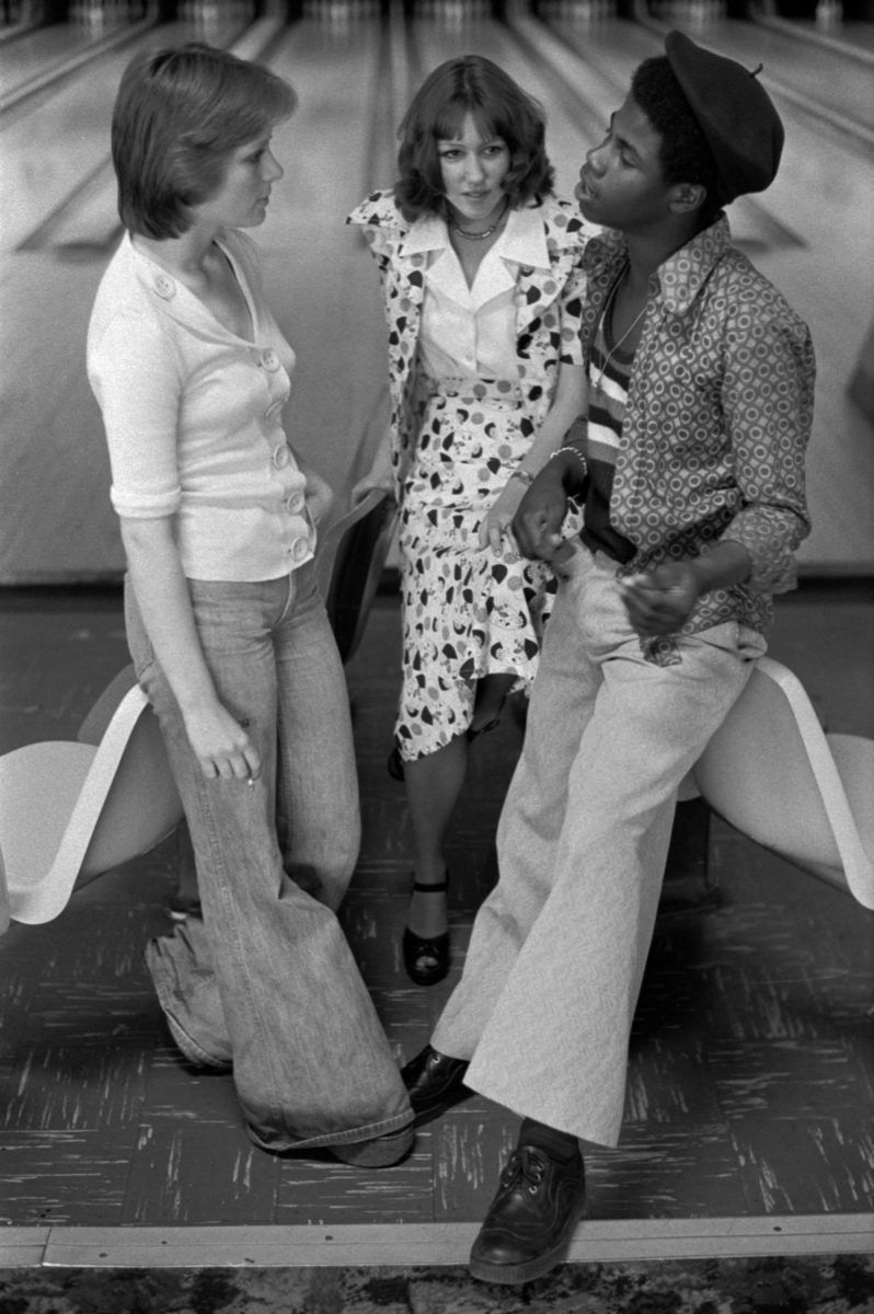 Tinejdžeri koji su se sedamdesetih godina družili na kuglani, noseći zvonare