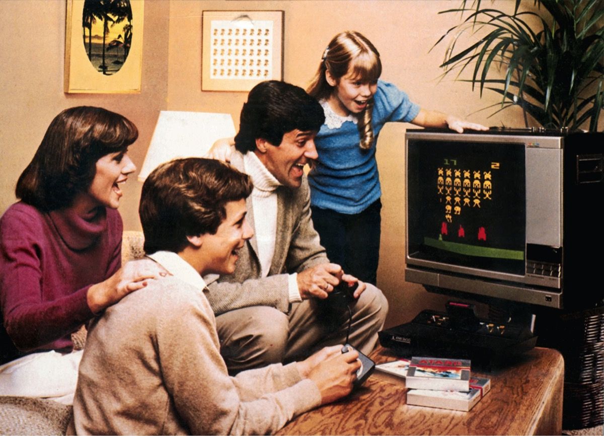 video igre, Atari 2600 Video Computer System, zgodnja video igra, družina z veslanjem Space Invaders, 1978
