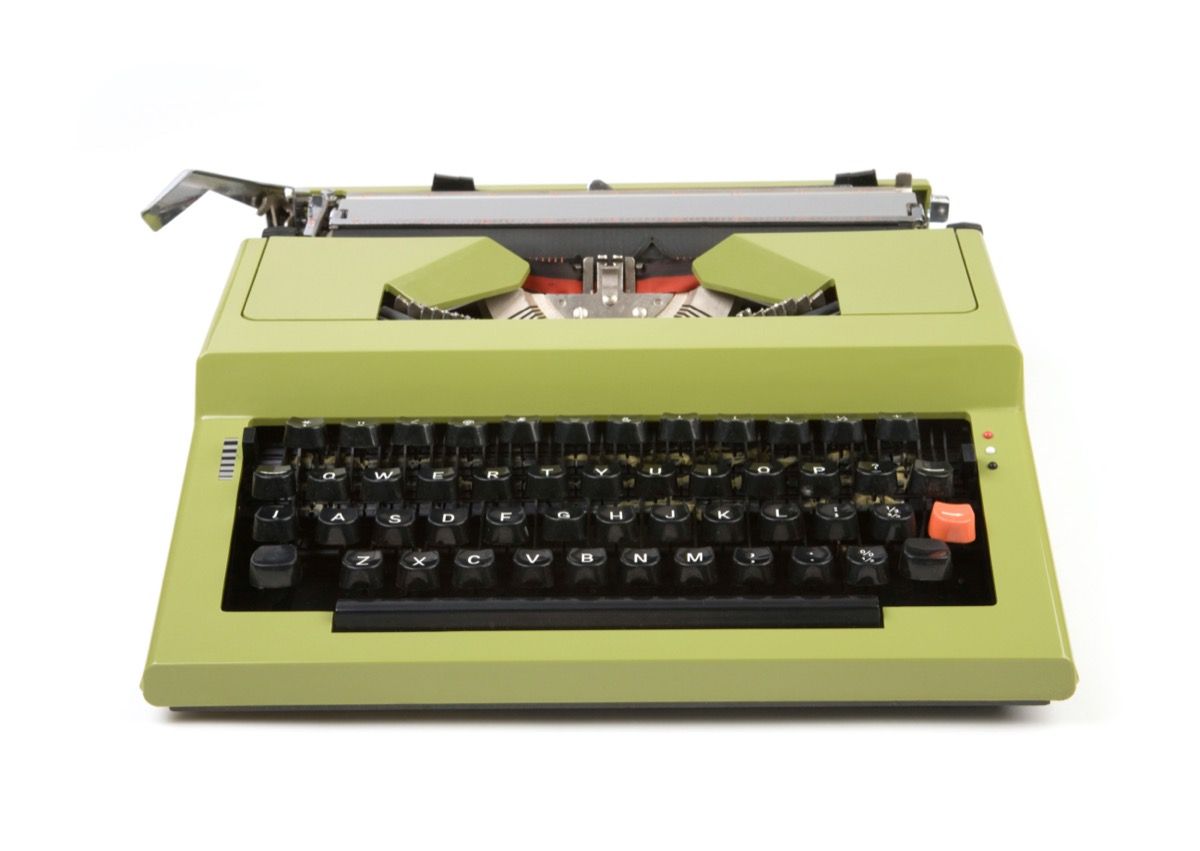Pisalni stroj v slogu sedemdesetih let