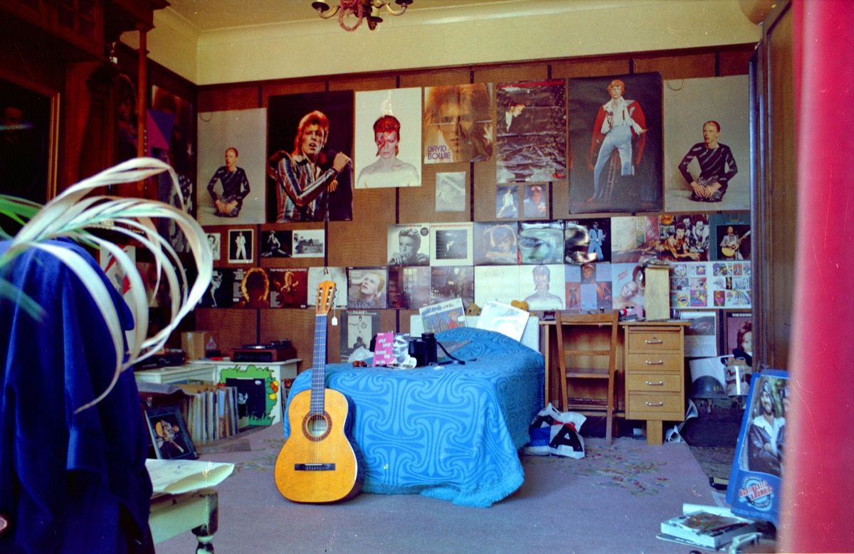 Spavaća soba iz 1970-ih prekrivena plakatima Home Decor iz 1970-ih