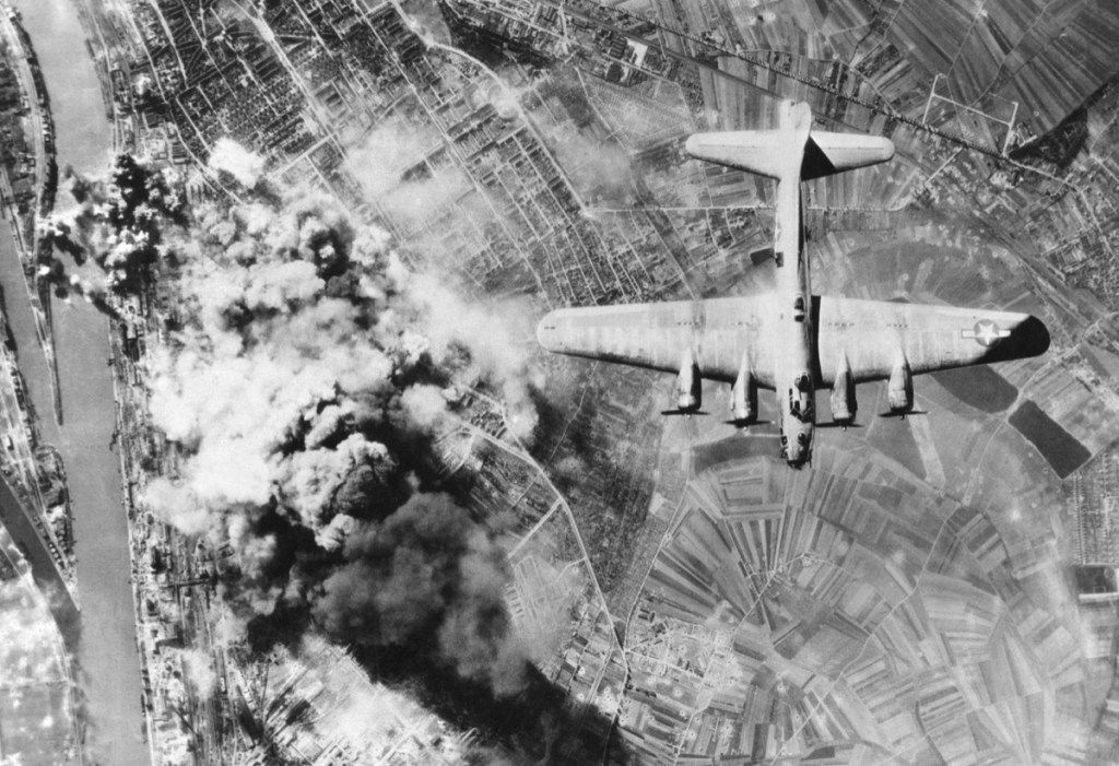 Amerikos skraidančios tvirtovės B-17 bombarduoja Vokietijos Ludwigshafeno chemijos ir sintetinės naftos gamyklas. Antrasis pasaulinis karas, 1944 m. Rugsėjo 29 d