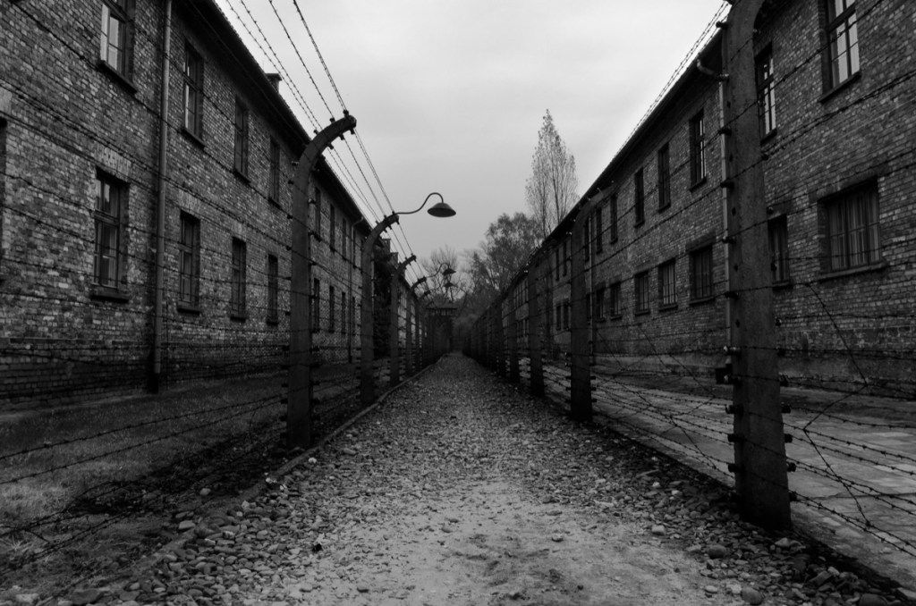 Aušvicas, Lenkija, 2017 m. Spalio 21 d. Elektrinė tvora Aušvice-Birkenau I, nacių koncentracijos stovykla