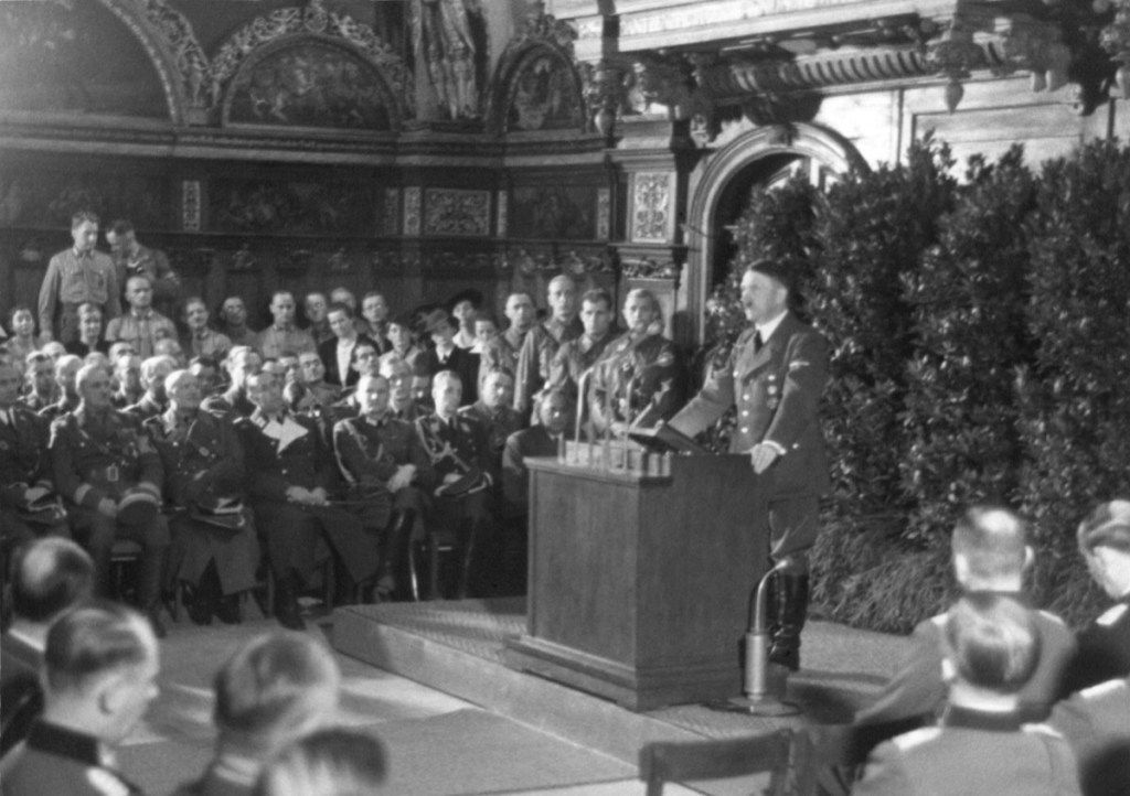 Hitleris kalbėjo Dancige po vokiečių invazijos į Lenkiją. Jis kalbėjo su vokiečių tauta ir pasauliu iš senovės Artuso teismo pagrindinės salės. Pasaulinis karas 1939 m. Rugsėjo 19 d