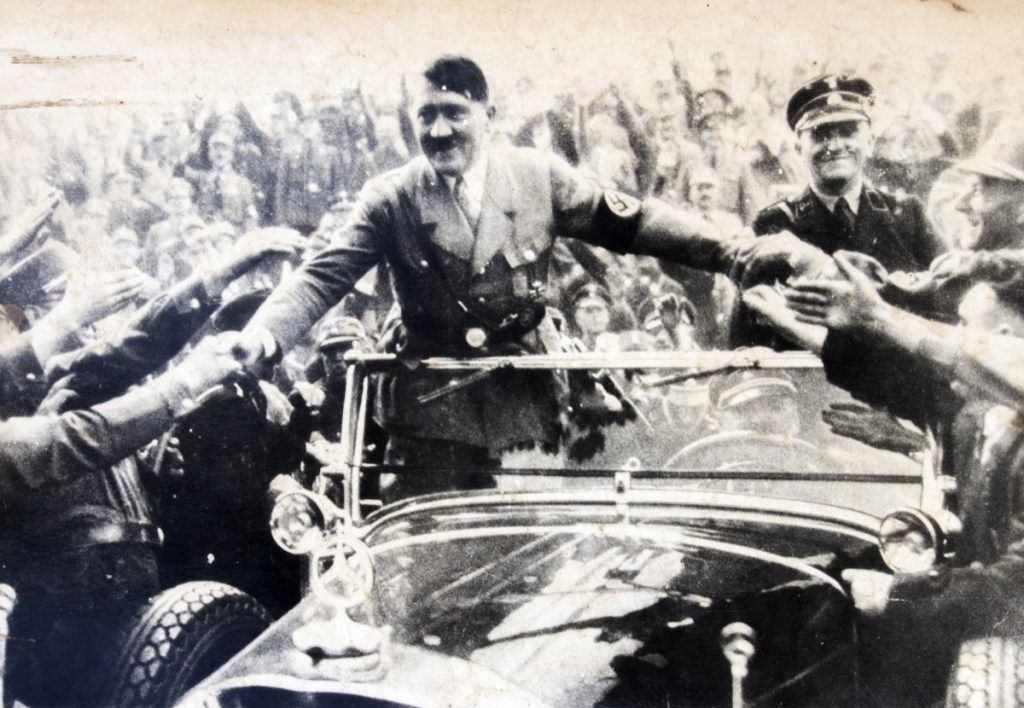VOKIETIJA - 1940 m. Apytiksliai: Adolfas Hitleris stovi kabriolete ir spaudžia ranką su savo gerbėjais. Antikvarinių nuotraukų reprodukcija