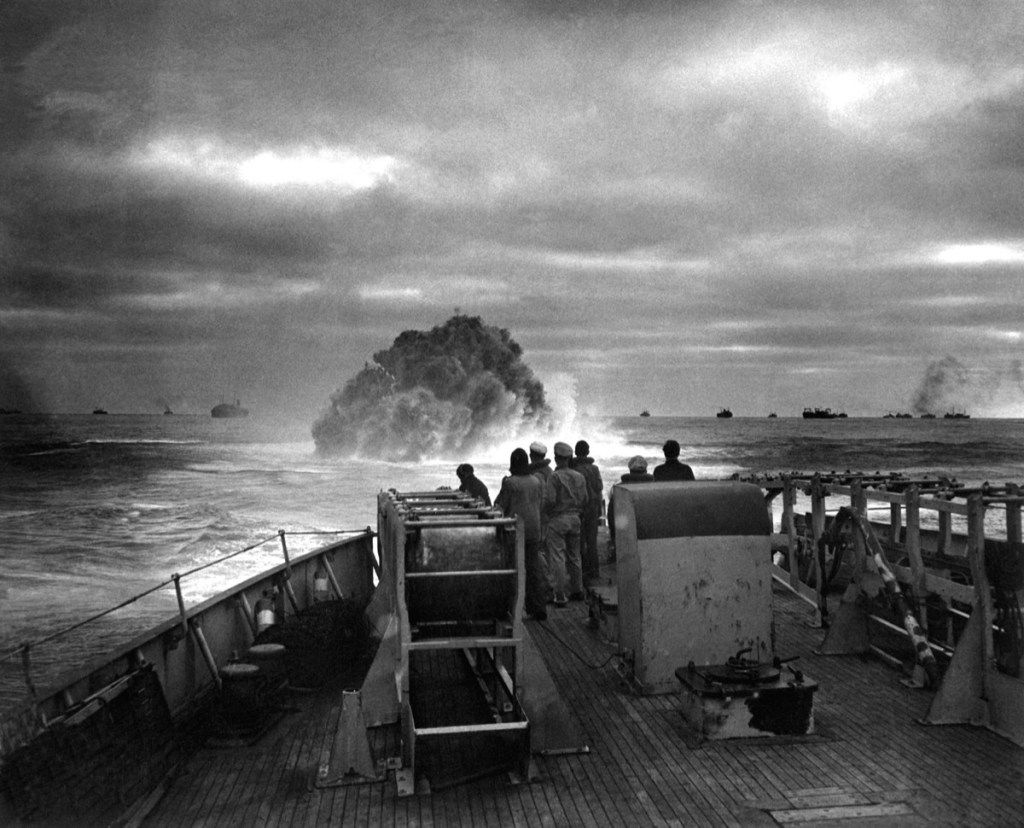 Giluminio užtaiso sprogimas, paleistas iš JAV pakrančių apsaugos katerio Spencerio. Vokietijos povandeninis laivas U-175 buvo nuskandintas ir jam neleista įsilaužti į didelės Šiaurės Amerikos kolonos centrą. 1943 m. Balandžio 17 d.