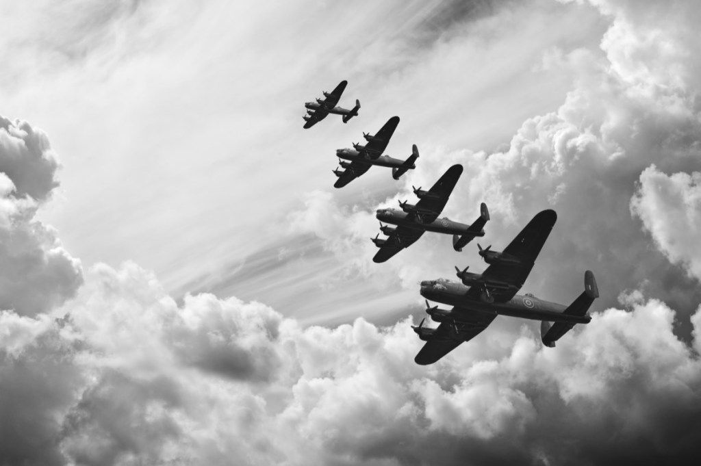 Juodas ir baltas „Lancaster“ bombonešių iš Didžiosios Britanijos mūšio Antrojo pasaulinio karo retro vaizdas