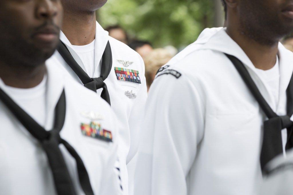 Uždaryti karinius medalius, juostas ir kaklo šalikus, kuriuos JAV karinio jūrų laivyno personalas dėvėjo pergrupavimo ir paaukštinimo ceremonijoje Nacionalinėje rugsėjo 11-osios memorialo vietoje.
