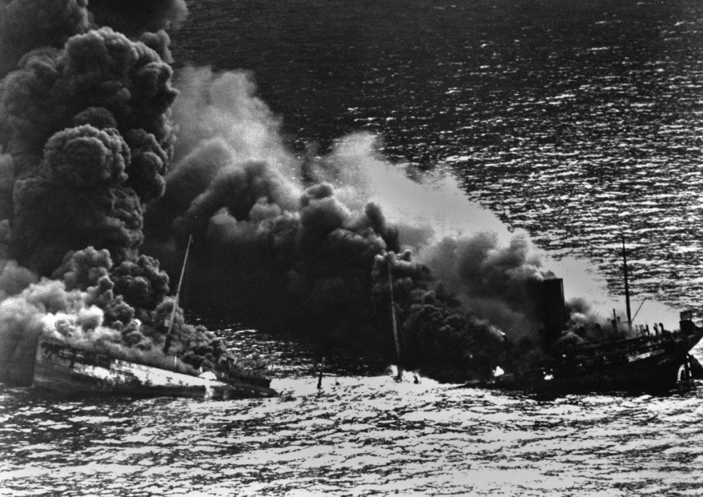 Sąjungininkų tanklaivis per 2-ąjį pasaulinį karą Atlanto vandenyne torpedavo vokiečių povandeniniu laivu. Įsikūrus jūros dugnui, gaisro karštis laivas subyrėjo viduryje. 1942 m.