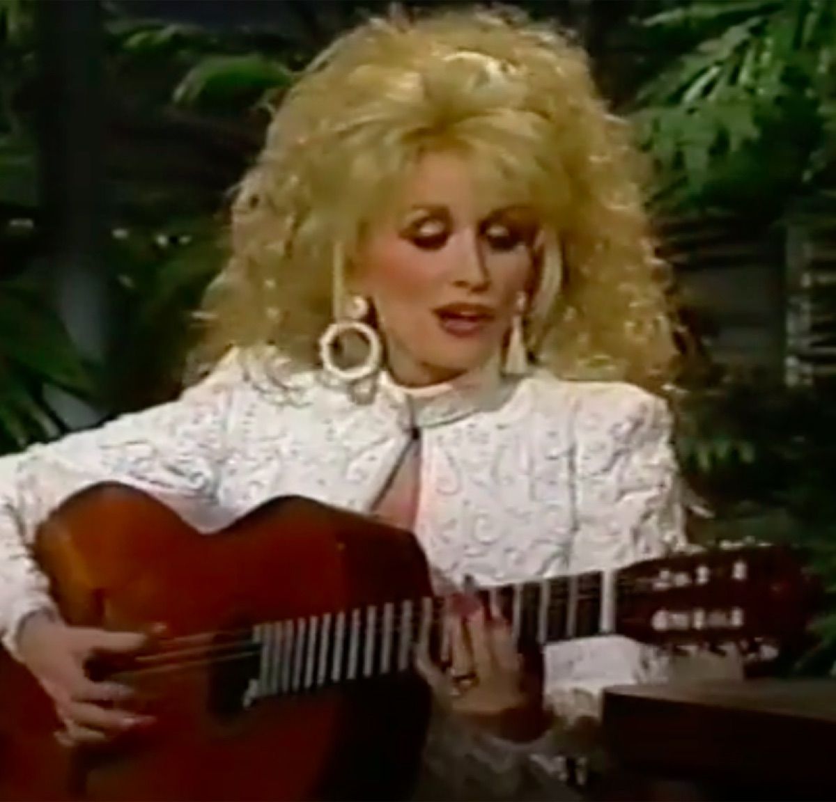 Pogledajte Dolly Parton kako rasplače Stephena Colberta starom narodnom pjesmom