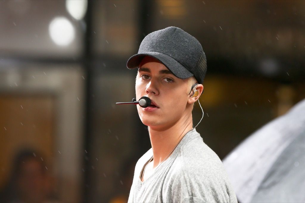 celebrity Justin Bieber se spojují s normálními lidmi