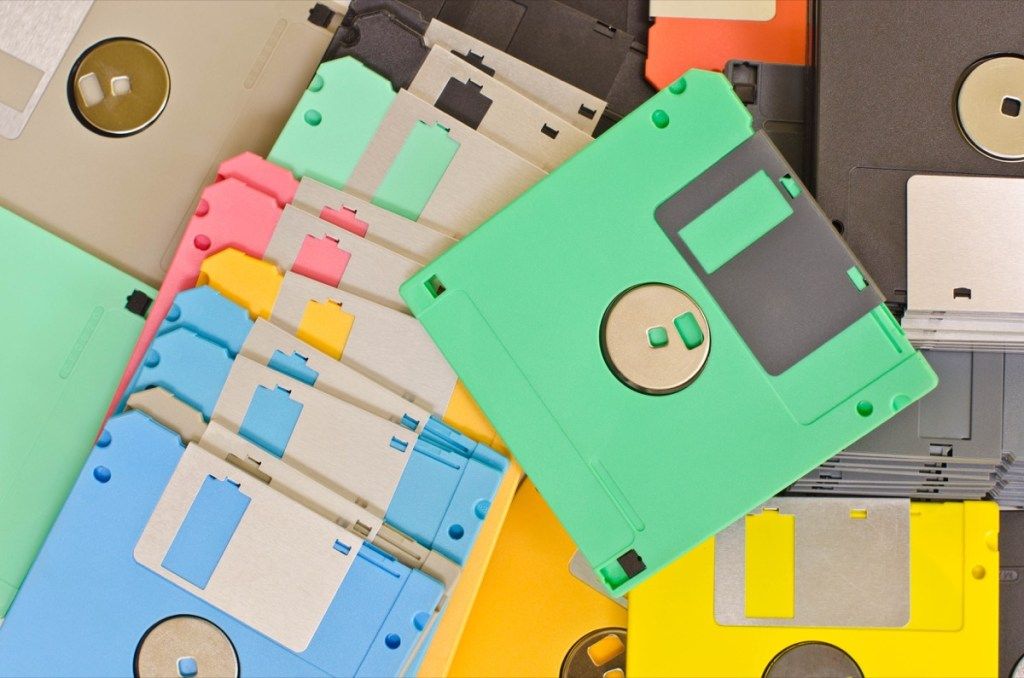 Färgade disketter Gamla klassrumsobjekt